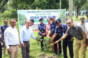 ময়মনসিংহে ব্যুরো বাংলাদেশ কর্তৃক গাছের চারা রোপন কর্মসূচির শুভ উদ্বোধন করেন -পুলিশ সুপার মাছুম আহাম্মদ ভুঞা