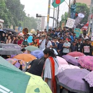 কোটা সংস্কার আন্দোলনে ময়মনসিংহে বৃষ্টির মধ্যেই ছাত্র-জনতার গণমিছিলে শিক্ষার্থীসহ বিভিন্ন শ্রেণি-পেশার মানুষের ঢল নেমেছে। এতে নগরীজুড়ে উত্তাল পরিস্থিতির