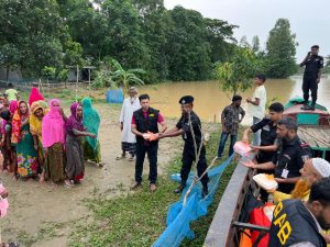 ময়মনসিংহ জেলার ফুলপুর উপজেলায় বন্যা দুর্গতদের পাশে দাঁড়িয়েছে র‌্যাব-১৪