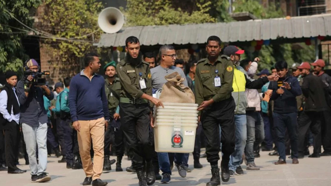 সারাদেশের কেন্দ্রে কেন্দ্রে যাচ্ছে ভোটের সরঞ্জাম