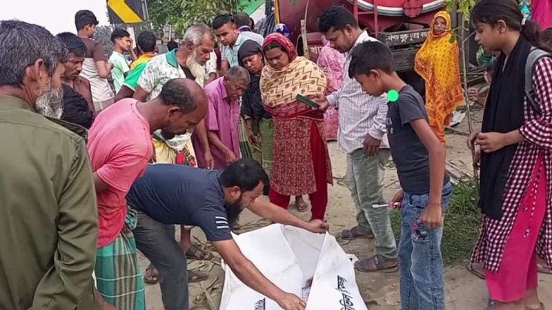 চালক ঘুমিয়ে পড়ায় দোকানে ঢুকে পড়ল লরি, নিহত ২