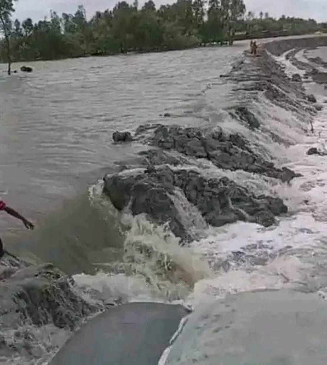 উপকূলে রেমালের ভয়ঙ্কর ছোবল