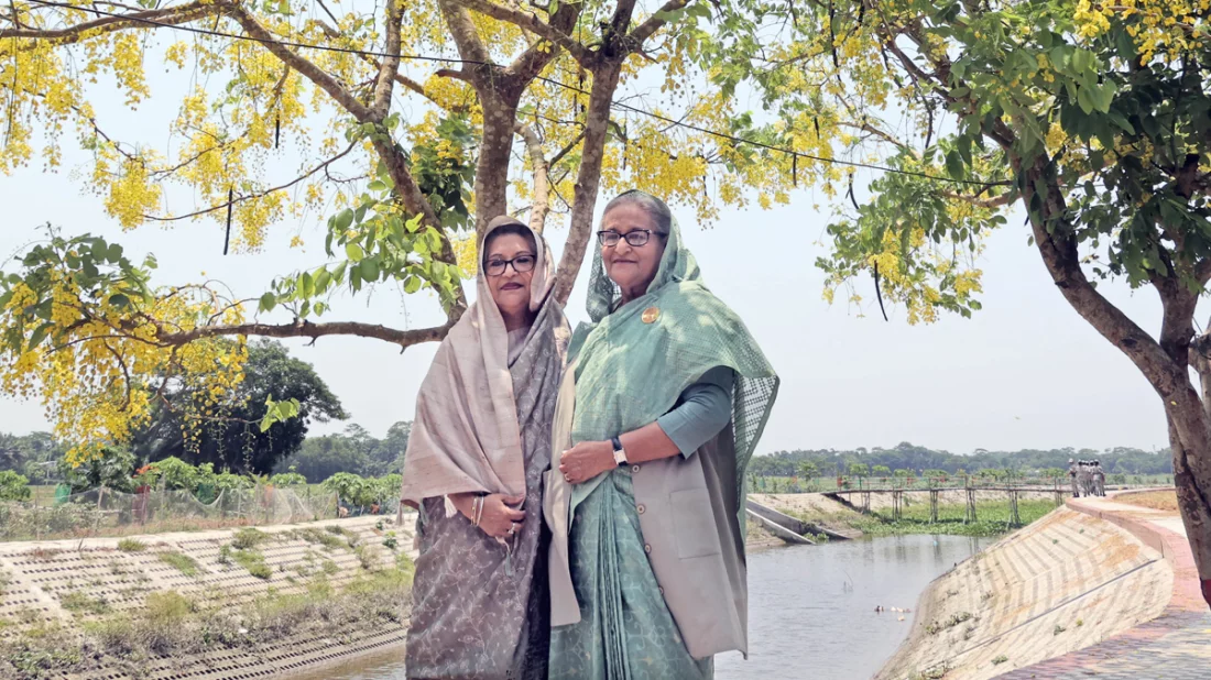 বৈশাখের তপ্ত দুপুরে নিজ গ্রামের সবুজে ঘেরা মায়াময় পরিবেশে ছোট বোন শেখ রেহানাকে নিয়ে যেন শৈশবে ফিরে গেলেন বঙ্গবন্ধুকন্যা প্রধানমন্ত্রী শেখ হাসিনা। ছবি তুললেন.