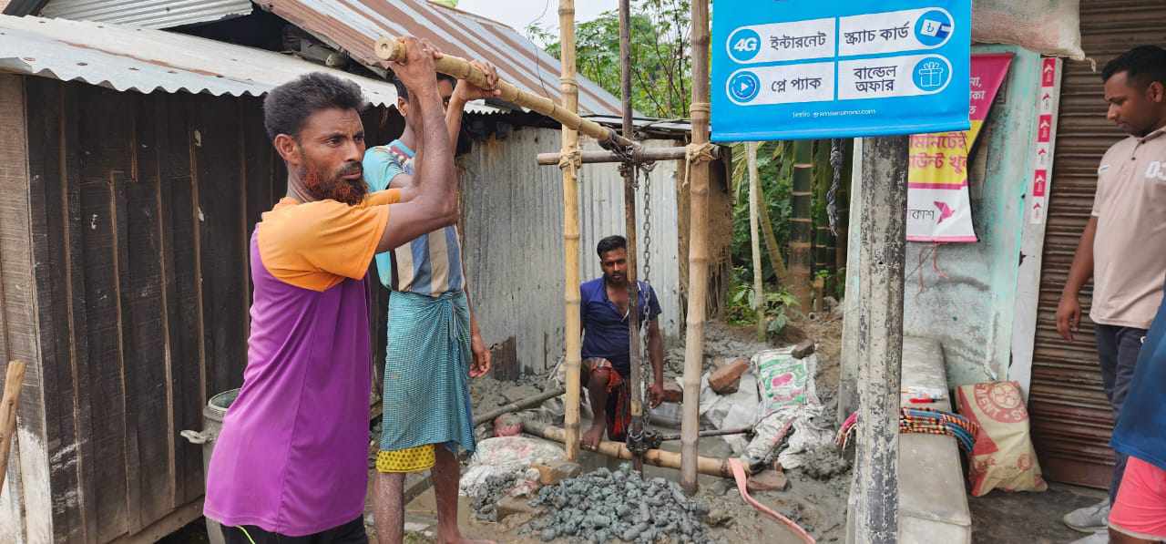 নিজ অর্থায়নে বিভিন্ন স্থানে সাবমারসিবল পাম্প প্রতিস্থাপন করে এলাকায়র মানুষের প্রশংসাই বিপ্লব হোসেন