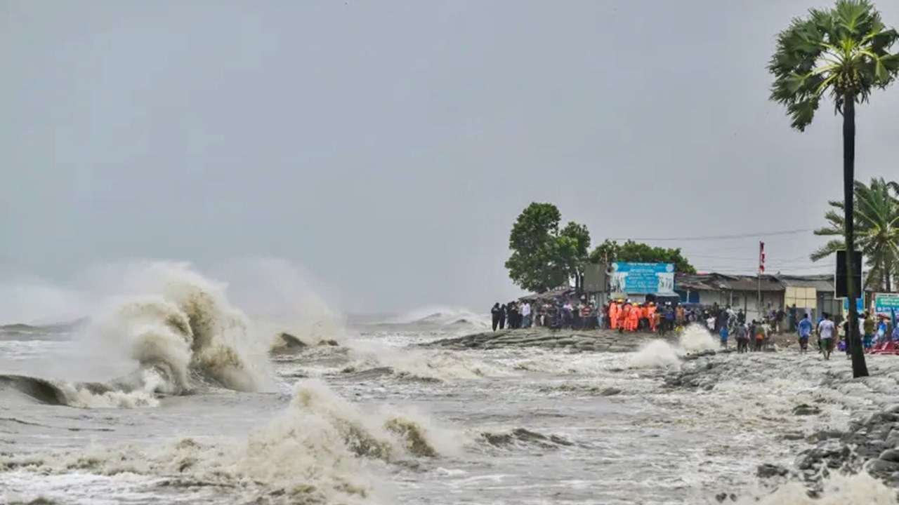 রেমালের তাণ্ডবে ঢাকায় ৪, ভোলায় ৩, বরিশালে ৩, পটুয়াখালীতে ৩, চট্টগ্রামে ২, খুলনা, সাতক্ষীরা, লালমনিরহাট, বরগুনা, কুষ্টিয়া ও কুমিল্লায় একজন করে মোট ২১ জনের মৃত্যুর খবর পাওয়া গেছে।