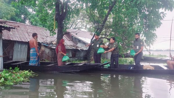 বন্যাদুর্গতদের পাশে আনসার ও গ্রাম প্রতিরক্ষা বাহিনী