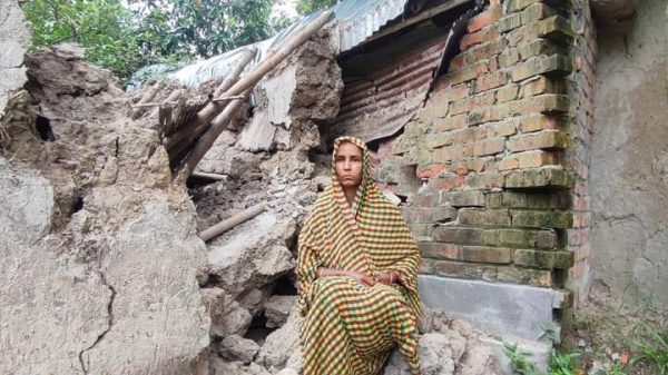 বগুড়ায় মাটির ঘরের দেয়াল ধ্বসে বৃদ্ধার বাড়ির ব্যাপক ক্ষতি - জীবনের ঝুঁকি নিয়ে বসবাস