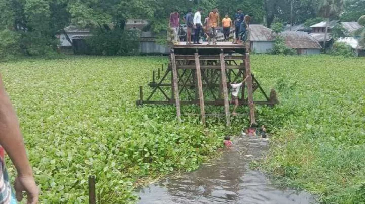 বৌভাতে যাওয়ার পথে ব্রিজ ভেঙে মাইক্রোবাস খালে, ৯ মরদেহ উদ্ধার