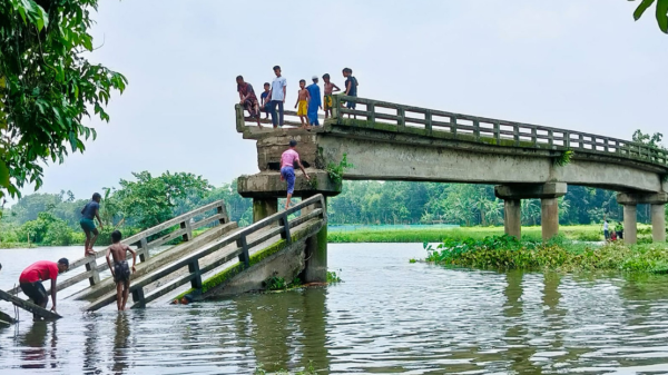 ঈশ্বরগঞ্জে ফুট ব্রীজের পাটাতন বিধ্বস্ত ৪ ইউনিয়নের সড়ক যোগাযোগ বিচ্ছিন্ন