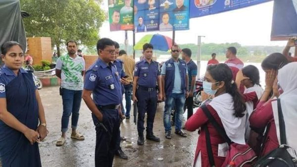 স্কুল কলেজ ফাঁকি দিয়ে জয়নুল উদ্দ্যান পার্কে শিক্ষার্থীদের আড্ডা - কোতোয়ালী পুলিশের অভিযান।