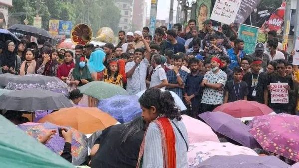 কোটা সংস্কার আন্দোলনে ময়মনসিংহে বৃষ্টির মধ্যেই ছাত্র-জনতার গণমিছিলে শিক্ষার্থীসহ বিভিন্ন শ্রেণি-পেশার মানুষের ঢল নেমেছে। এতে নগরীজুড়ে উত্তাল পরিস্থিতির