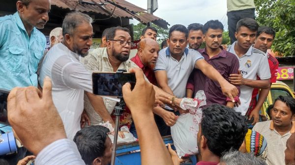 দুর্গাপুরে বন্যার্তদের মাঝে ফয়জুল সুমনের খাদ্য বিতরণ