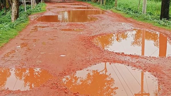 সড়কজুড়ে খানাখন্দ ও ছোট বড় গর্তের কারণে, ভোগান্তির শিকার লক্ষাধিক মানুষ