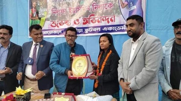 কুষ্টিয়া ফুটবল একাডেমি'র পক্ষ থেকে সাফ জয়ী নারী ফুটবলার নীলাকে সংবর্ধনা