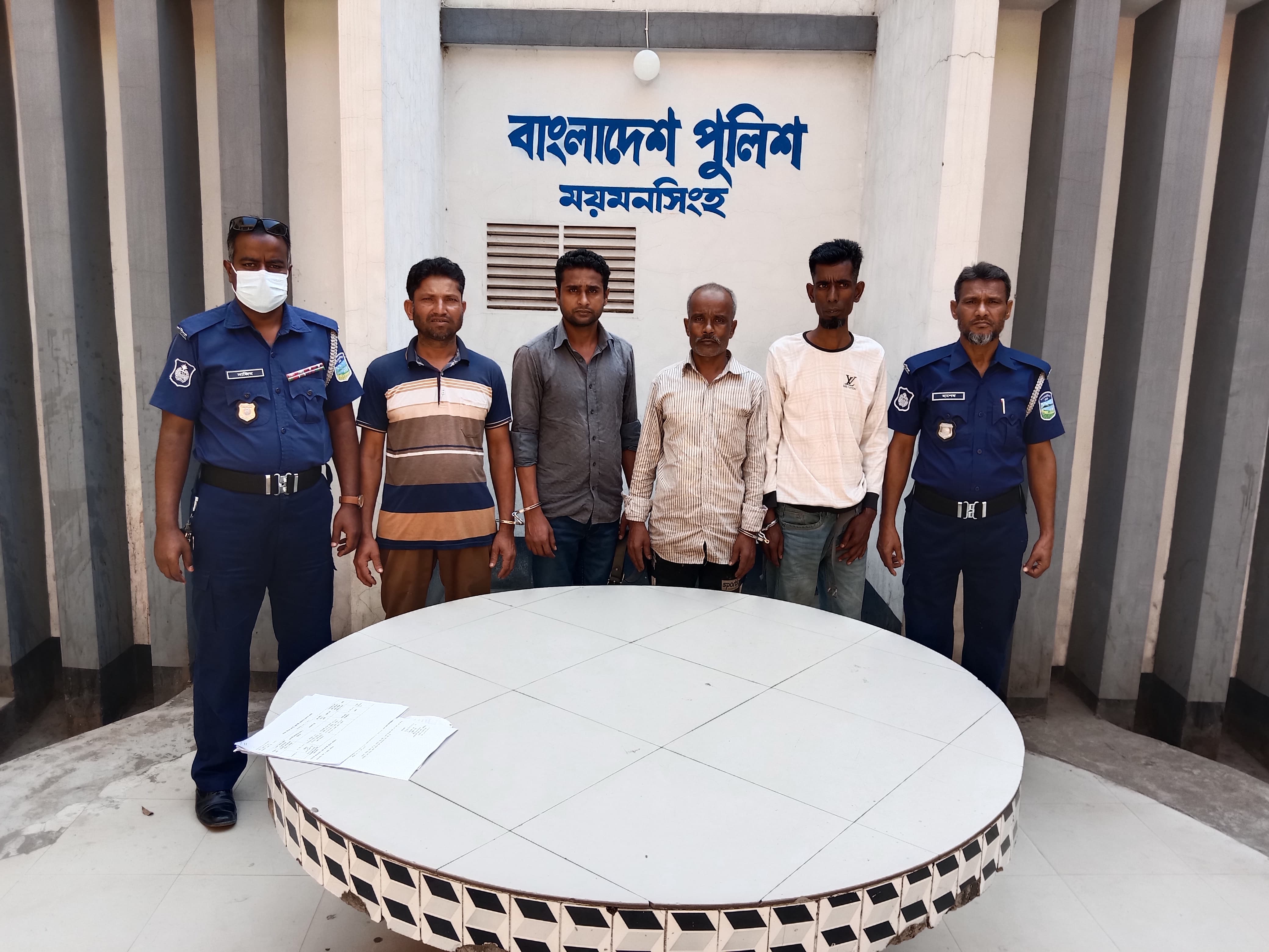 গত ২৪ ঘন্টায় ময়মনসিংহ কোতোয়ালী মডেল থানা পুলিশ অভিযান পরিচালনা করিয়া মোট ০৪ জন আসামী গ্রেফতার করা হয়।